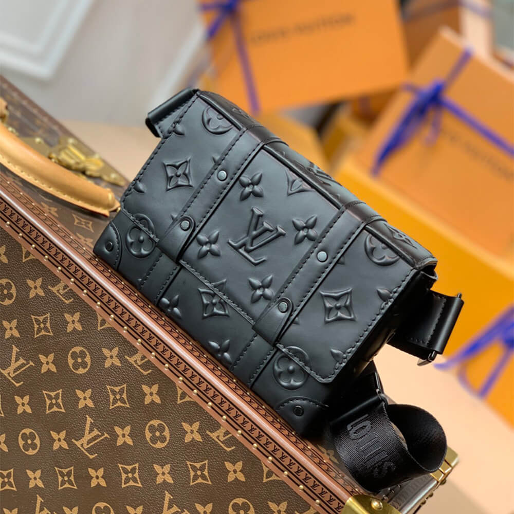 LV TRUNK SLINGBAG