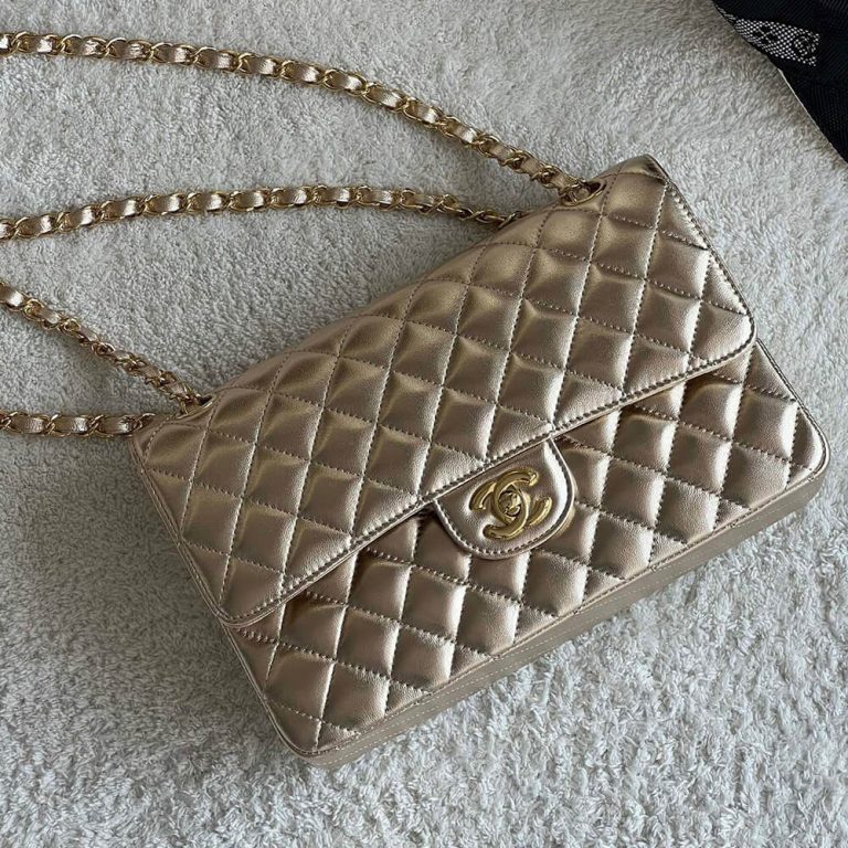 CHANEL Medium Classic Flap