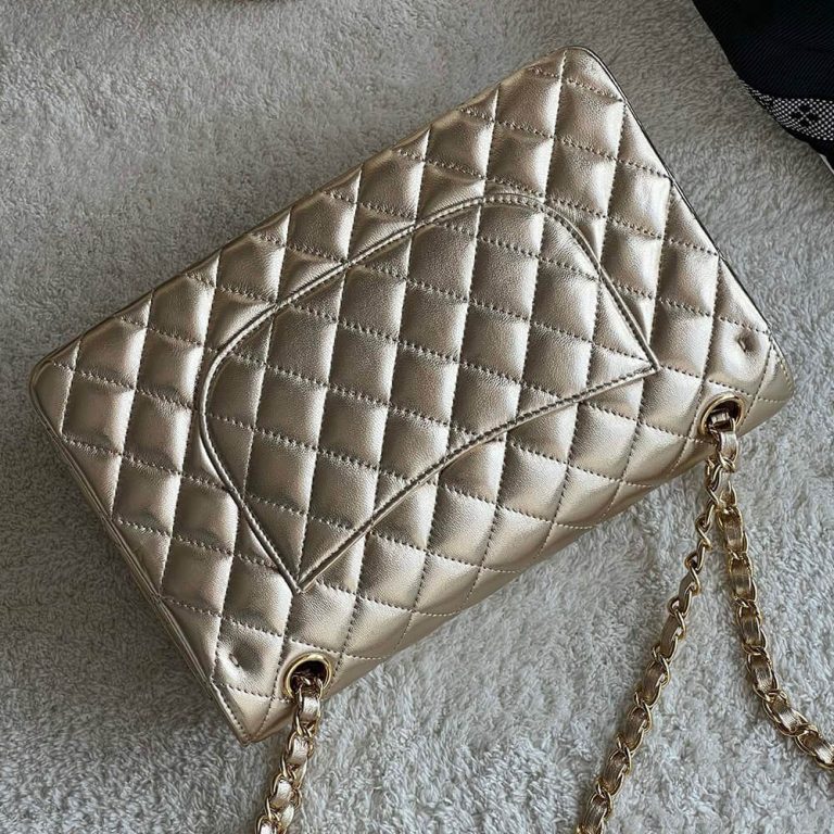 CHANEL Medium Classic Flap