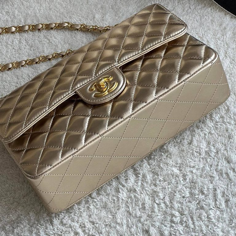 CHANEL Medium Classic Flap