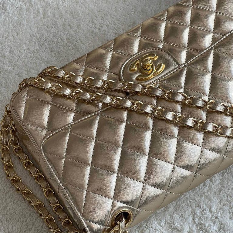 CHANEL Medium Classic Flap